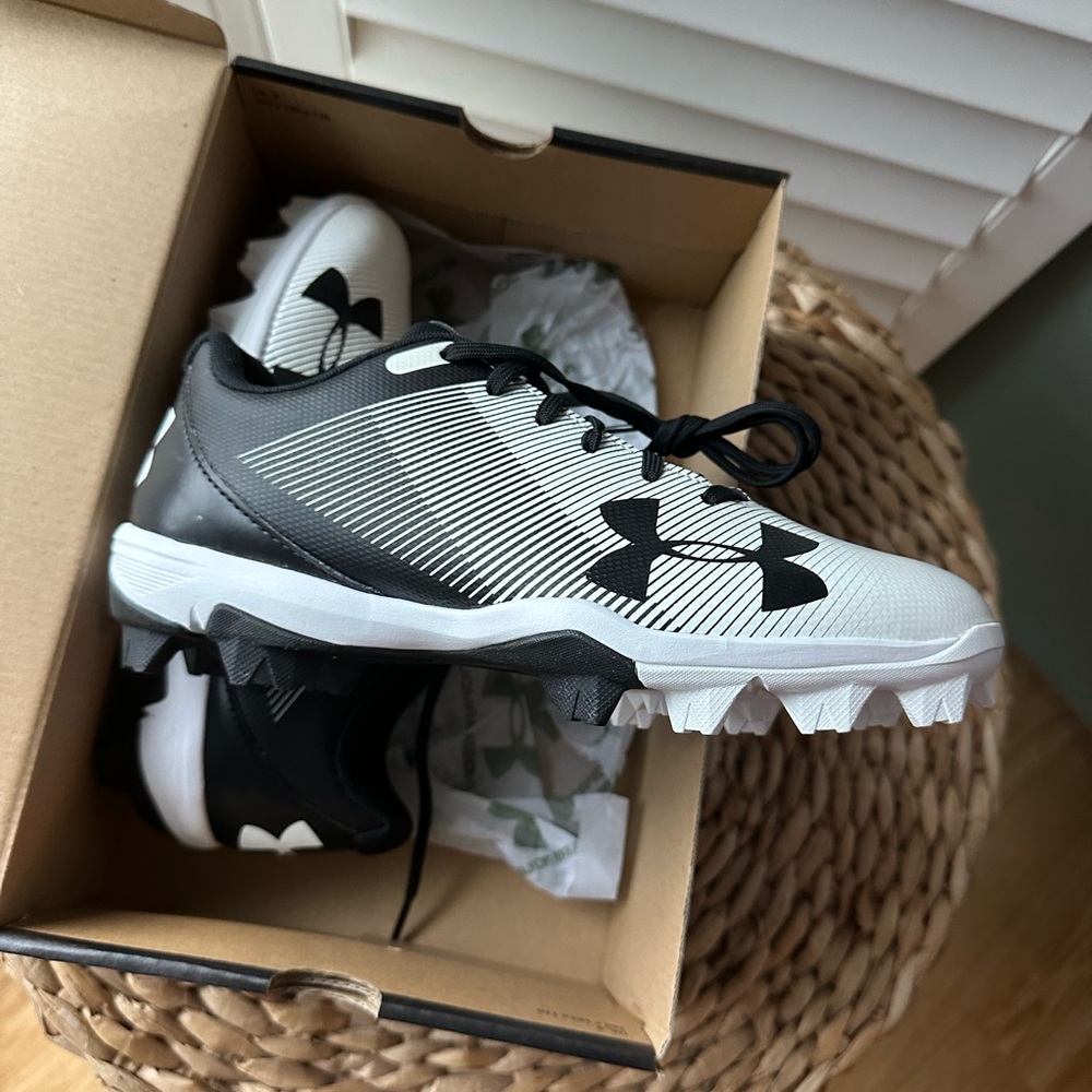 Boys size 5Y baseball cleats BNWT Under Armour